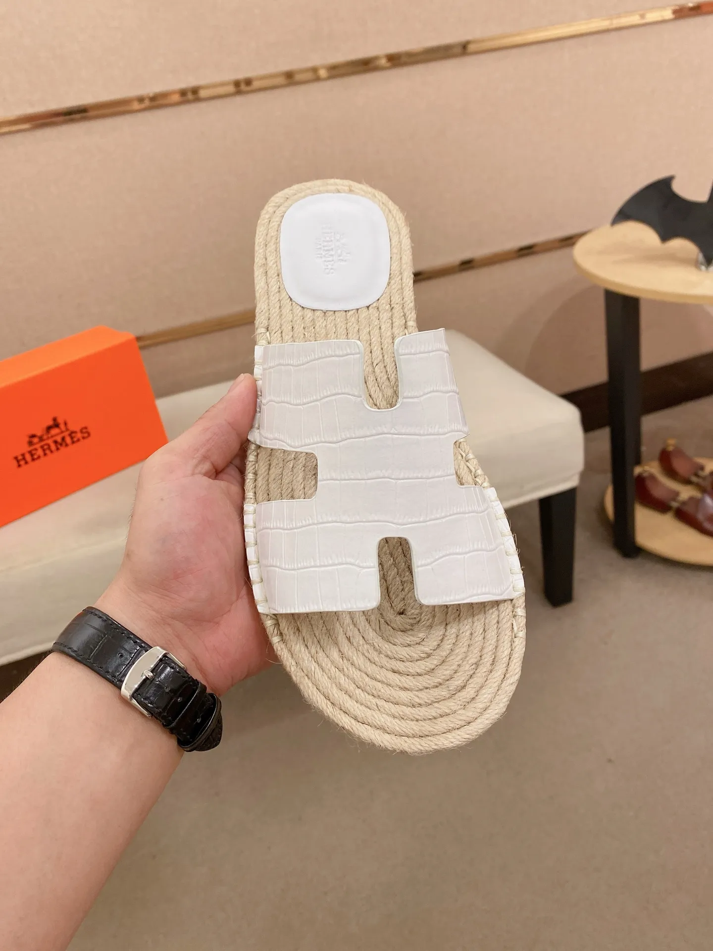 Factory price: 340💰high-end version. "HERMES" Hermès 💁♂️Men's casual slippers, compare the quality at the counter🧚🏿♂️ The upper is made of cowhide leather 🐊crocodile pattern workmanship, purely hand-drawn, raw rubber breathable and non-slip outsole, the inner is breathable and comfortable lambskin, the density is 100% comfortable, the original rubber outsole is wear-resistant and has a code number of 38-44. Can be customized 45-46-47💥🏆